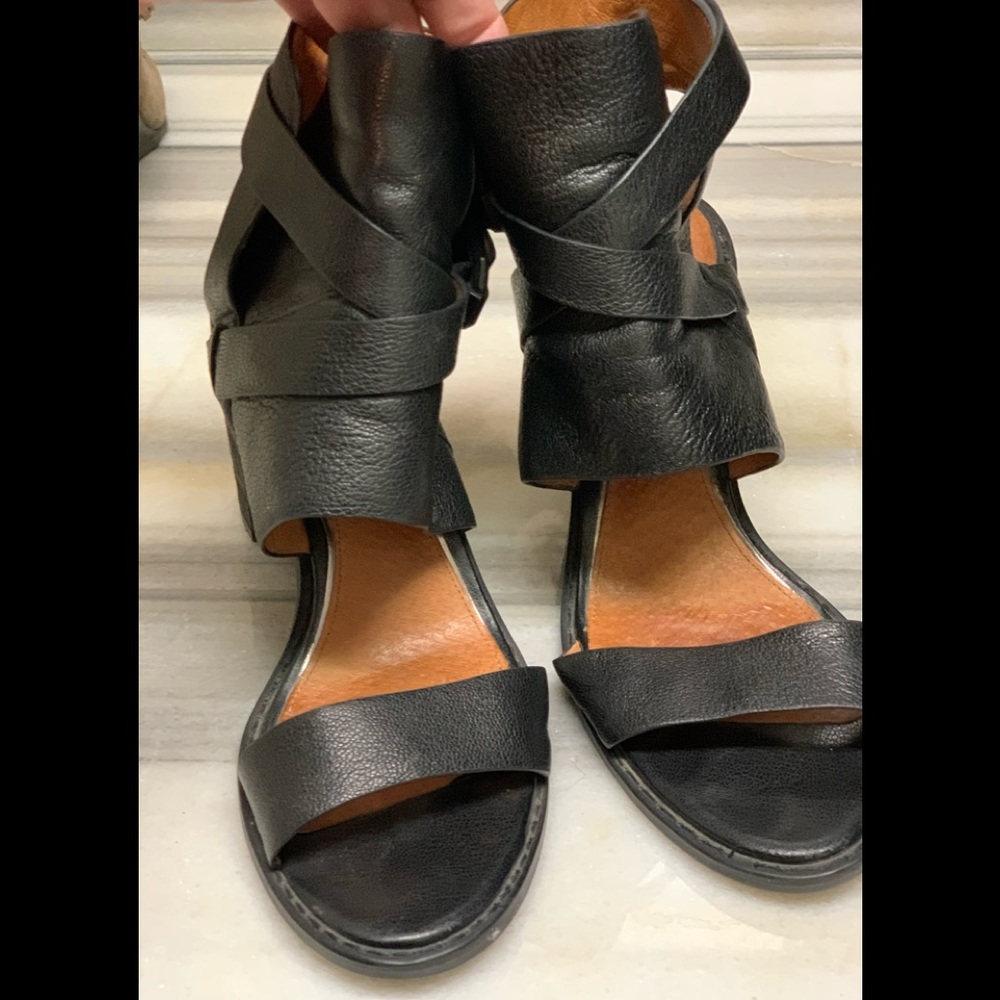 Kenneth Cole open toe and heel sandal